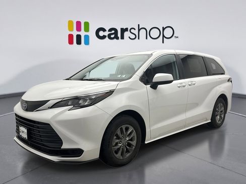 Used 2024 Toyota Sienna LE image 1