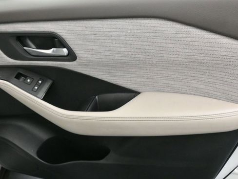 Used 2023 Nissan Rogue SV image 18