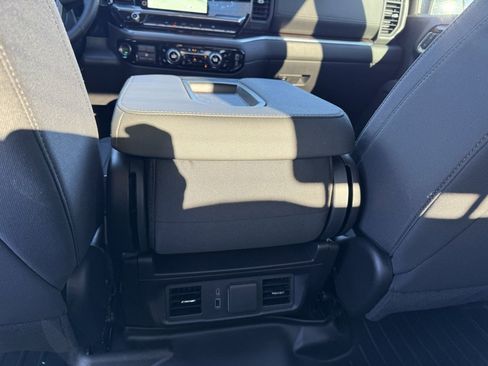 Used 2025 GMC Sierra 1500 SLE image 27