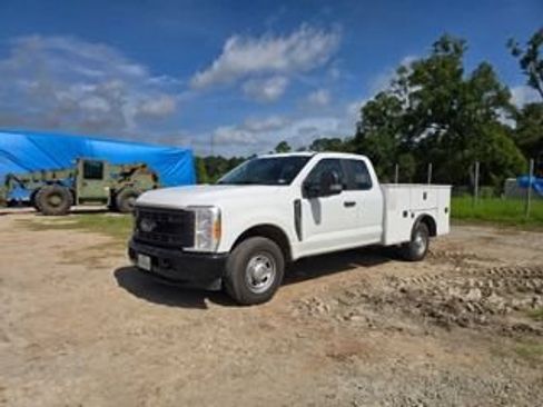 Used 2023 Ford F350 XL RWD image 2