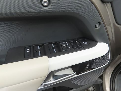 Used 2023 Land Rover Defender 110 X-Dynamic SE image 23