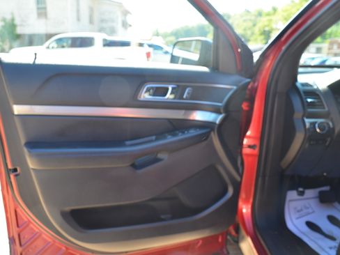 Used 2018 Ford Explorer XLT w/ Equipment Group 201A AWD/4WD image 25