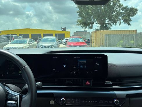 Used 2026 Kia Carnival FWD image 16