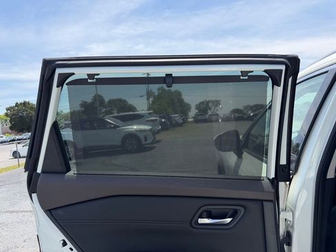 Used 2022 Nissan Rogue SL w/ SL Premium Package FWD image 18