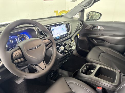 New 2026 Chrysler Pacifica Select w/ S Appearance Package image 24