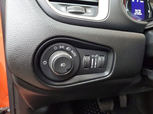 Used 2017 Jeep Renegade Latitude w/ Cold Weather Group image 13