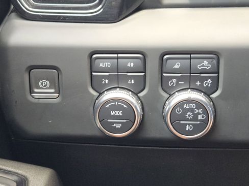Used 2024 GMC Sierra 2500 AT4 w/ AT4 Premium Plus Package AWD/4WD image 17