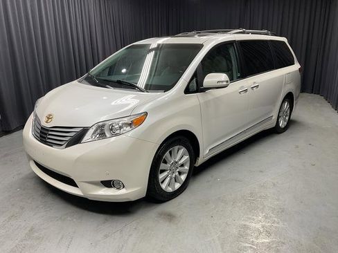 Used 2013 Toyota Sienna Limited w/ Premium Pkg image 2