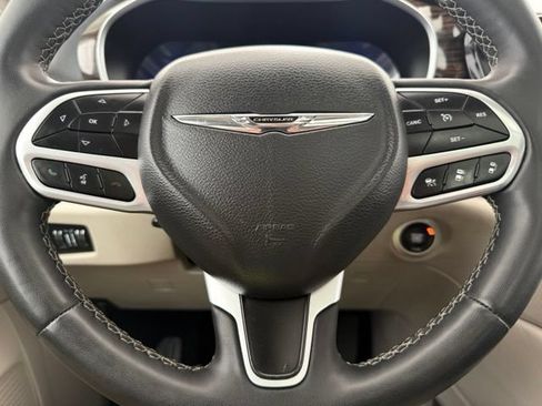 Used 2023 Chrysler Pacifica Limited FWD image 48