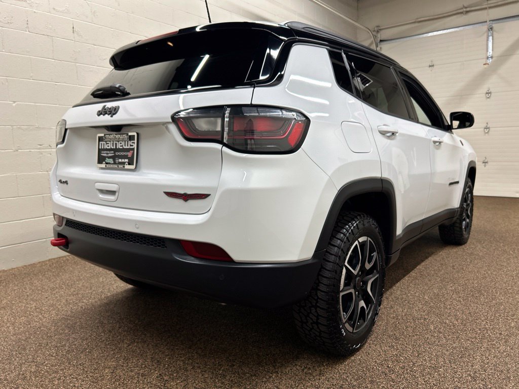 Used 2025 Jeep Compass Trailhawk w/ Trailhawk Elite Group AWD/4WD image 2