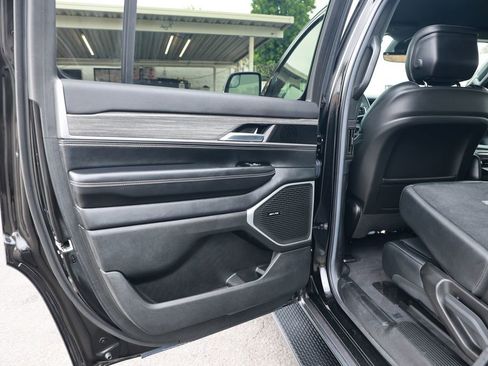 Used 2022 Jeep Wagoneer Series II RWD image 39