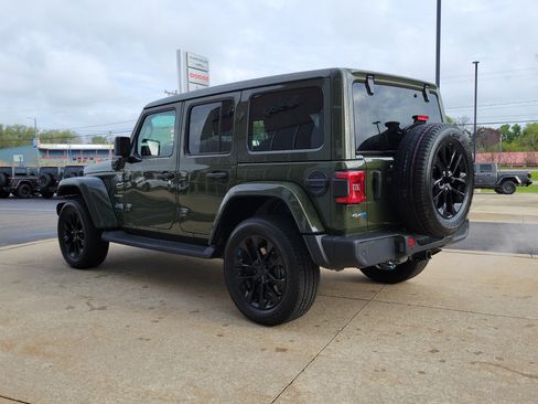 Used 2023 Jeep Wrangler Unlimited Sahara w/ Cold Weather Group AWD/4WD image 3