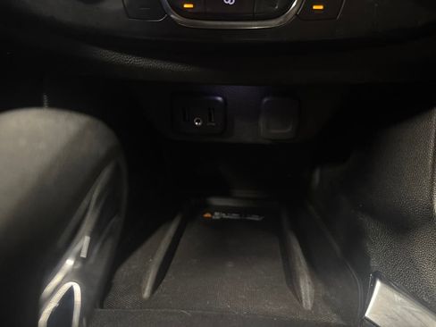 Used 2023 Chevrolet Traverse LT image 26