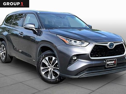 Used 2020 Toyota Highlander XLE AWD/4WD image 3