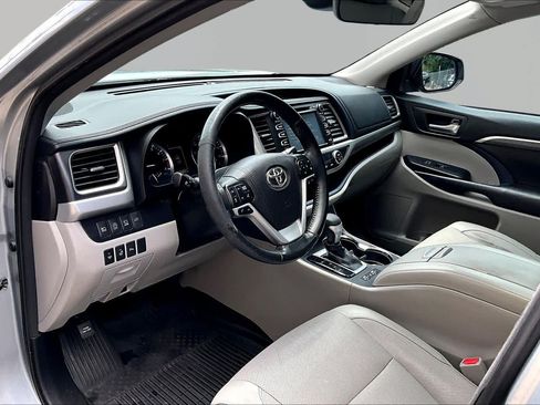 Used 2017 Toyota Highlander Limited Platinum AWD/4WD image 18