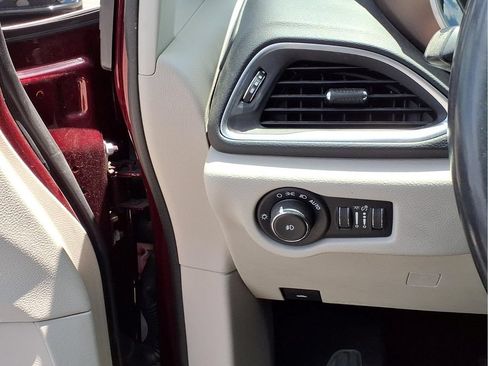 Used 2017 Chrysler Pacifica Touring-L Plus FWD image 11