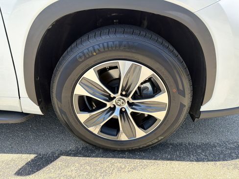 Used 2022 Toyota Highlander XLE FWD image 11