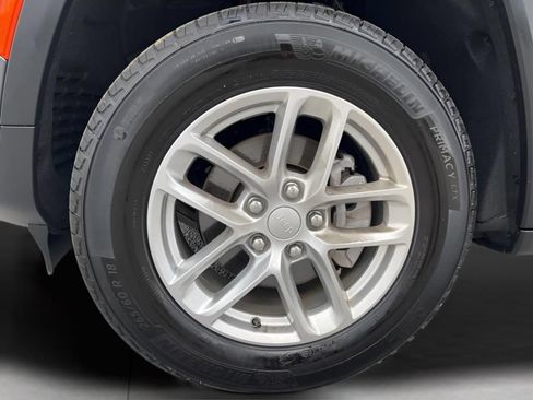 Used 2025 Jeep Grand Cherokee Laredo X RWD image 9