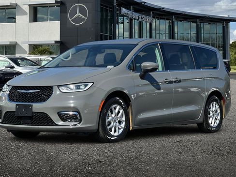 Used 2023 Chrysler Pacifica Touring-L image 8