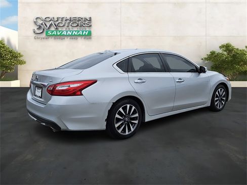 Used 2017 Nissan Altima 2.5 SL w/ Moonroof Package image 5