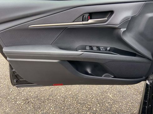 Used 2025 Toyota Camry SE image 12