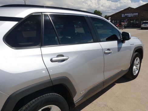 Used 2021 Toyota RAV4 XLE w/ Convenience Package AWD/4WD image 9