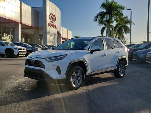 Used 2022 Toyota RAV4 XLE image 2