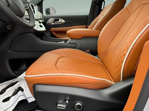 New 2026 Chrysler Pacifica Pinnacle w/ Trailer Tow Group image 21