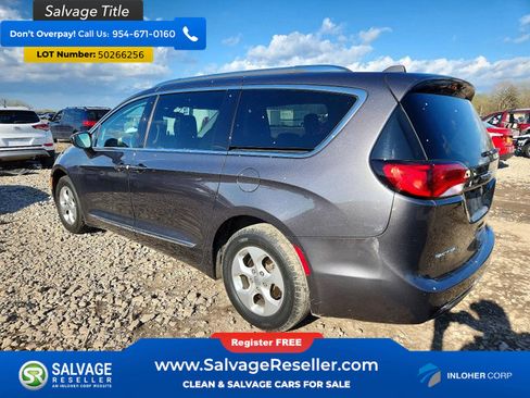 Used 2017 Chrysler Pacifica Touring-L Plus FWD image 3