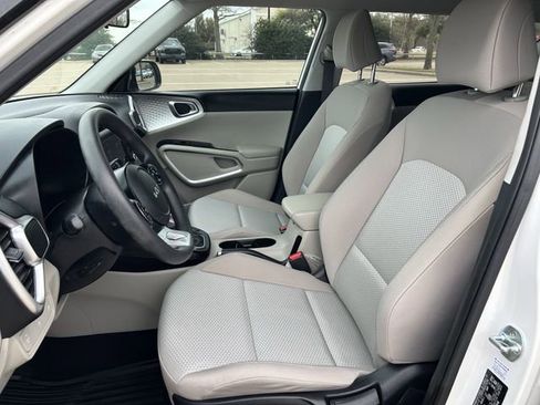 Used 2022 Kia Soul LX image 27