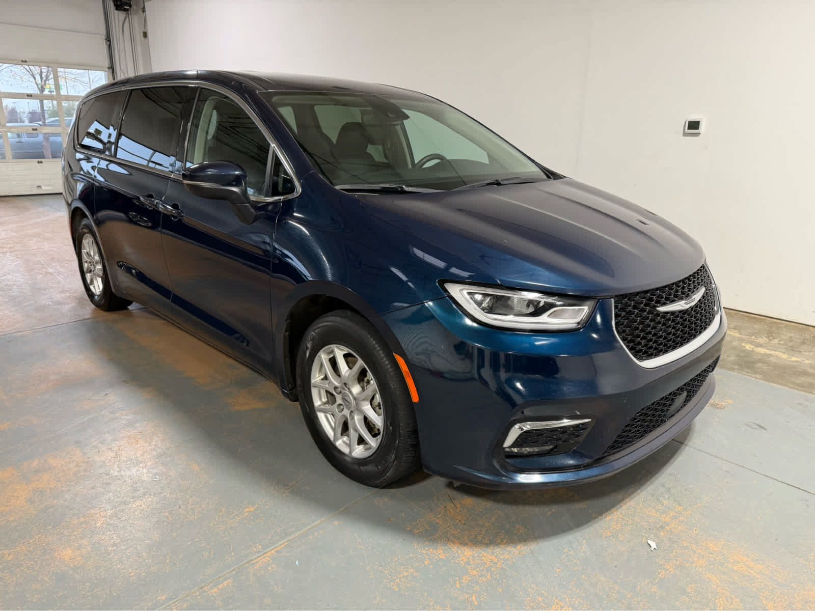 Used 2023 Chrysler Pacifica Touring-L FWD image 5