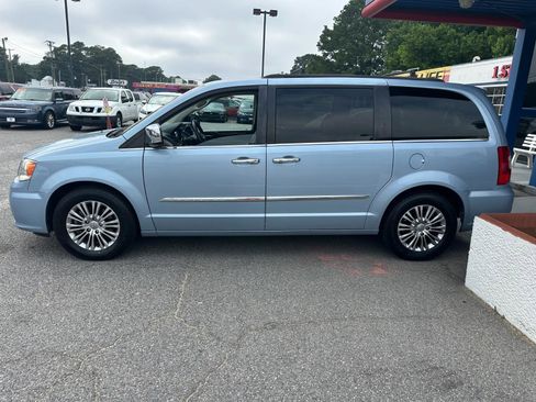 Used 2013 Chrysler Town & Country Touring-L w/ Entertainment Group #2 image 9