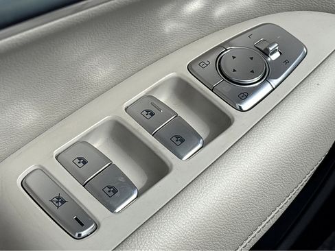 Used 2025 Genesis G70 2.5T image 32