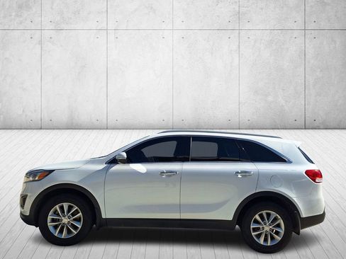 Used 2016 Kia Sorento LX w/ LX Convenience Package image 2