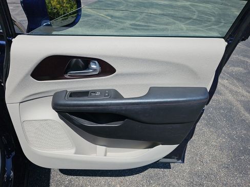 Used 2017 Chrysler Pacifica Limited w/ Advanced Safetytec Group FWD image 14
