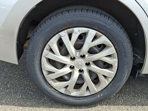 Used 2017 Toyota Corolla LE FWD image 3