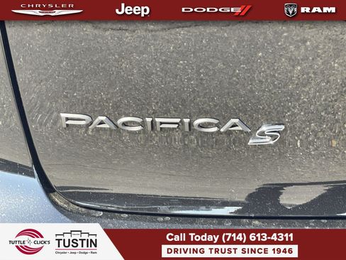 New 2026 Chrysler Pacifica Limited w/ Uconnect Theater Family Group FWD image 8