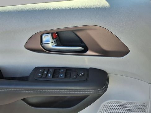 Used 2024 Chrysler Voyager LX image 18