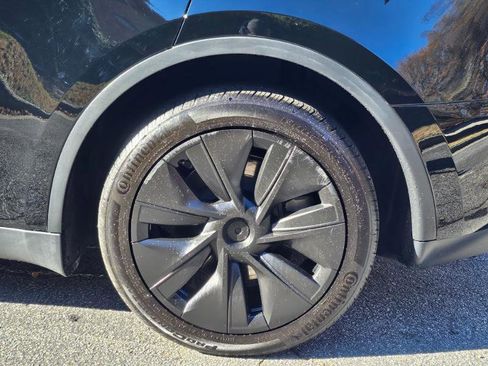 Used 2023 Tesla Model Y Long Range image 18