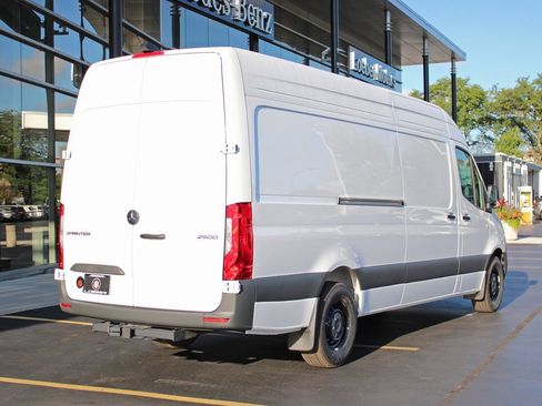 Used 2025 Mercedes-Benz Sprinter 2500 image 3