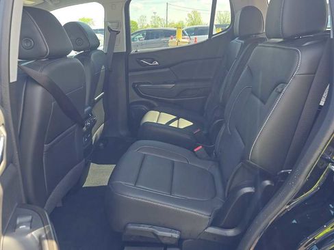 Used 2023 GMC Acadia SLT w/ Preferred Package AWD/4WD image 4