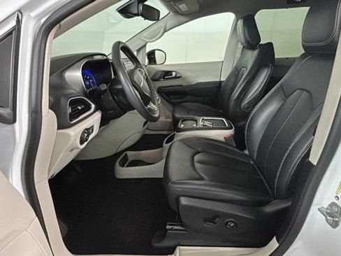 Used 2024 Chrysler Pacifica Touring-L FWD image 11