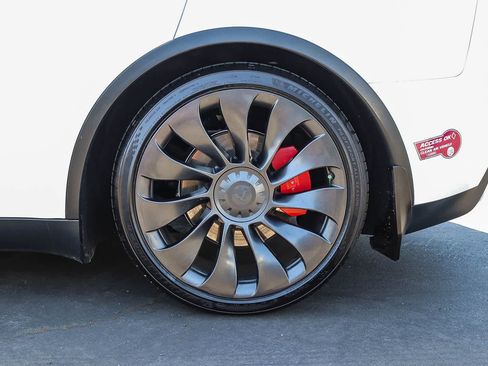 Used 2023 Tesla Model Y Performance AWD/4WD image 10
