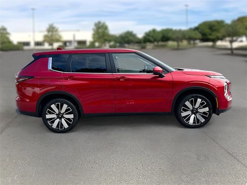 New 2025 Mitsubishi Outlander SE image 7