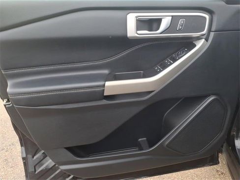 Used 2022 Ford Explorer XLT image 8