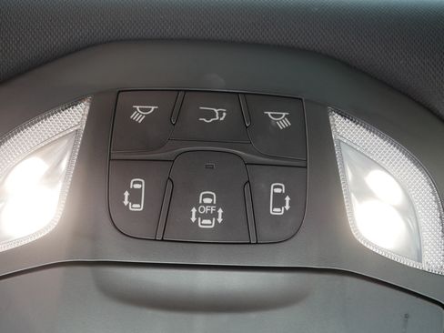 Used 2025 Chrysler Pacifica Limited FWD image 32