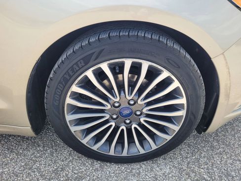 Used 2017 Ford Fusion SE w/ Fusion SE Technology Package image 9