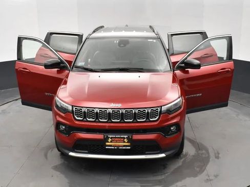 Used 2025 Jeep Compass Limited image 10