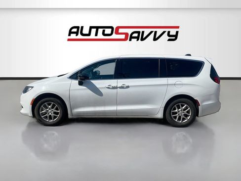 Used 2025 Chrysler Voyager LX FWD image 4