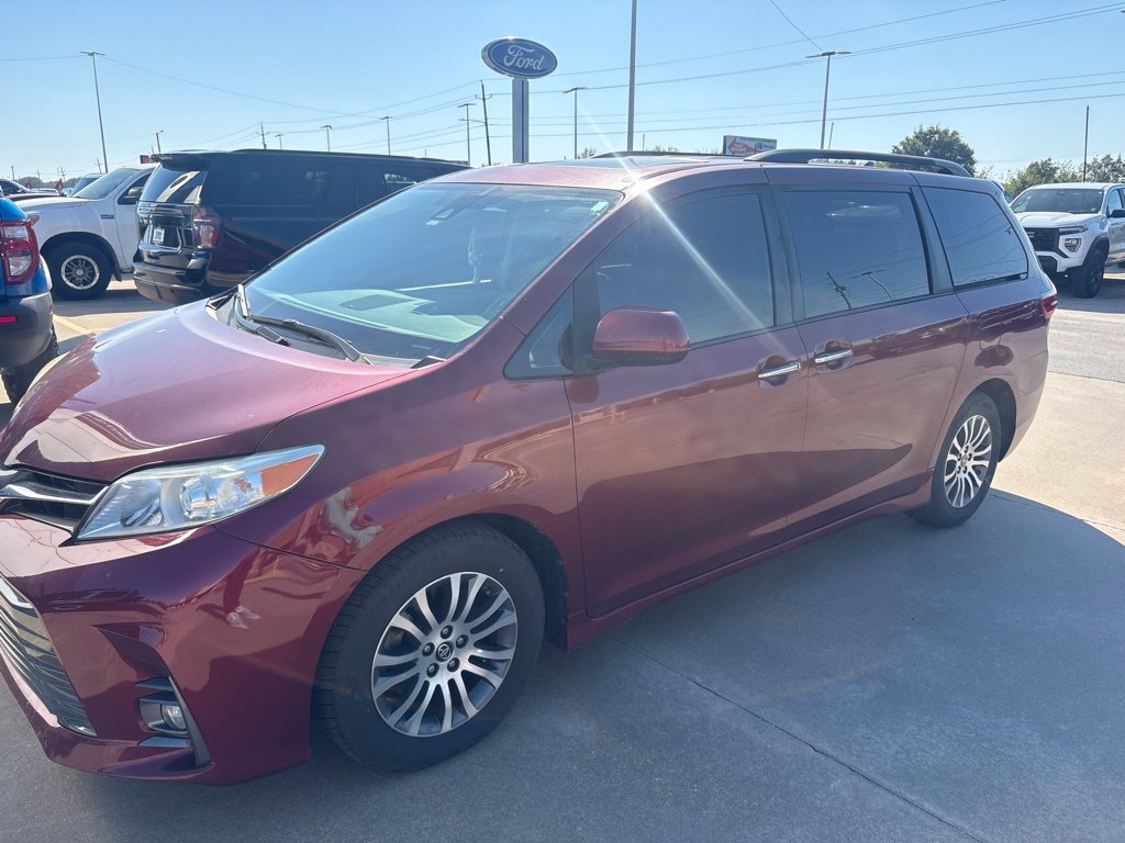 Used 2020 Toyota Sienna XLE w/ XLE Navigation Package FWD image 1